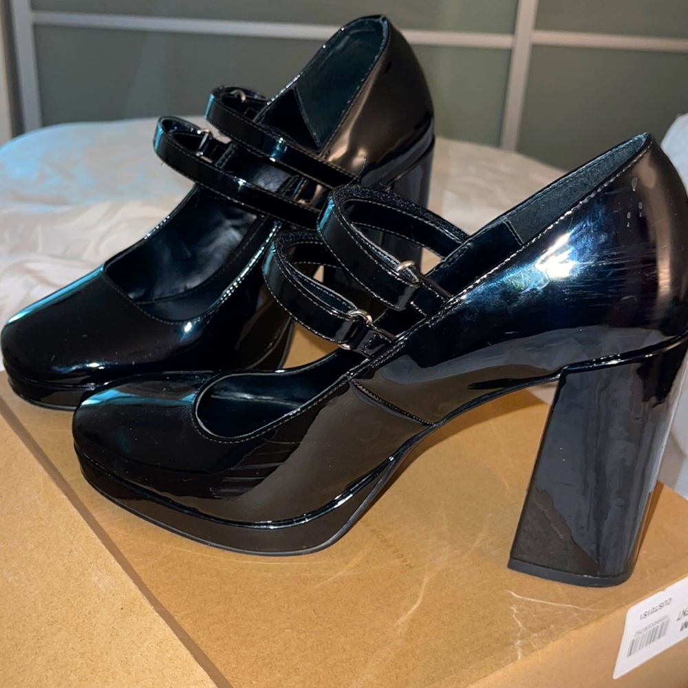 Mary Jane double straps in the Twice pumps from Steve Madden.
4-3/4" block heel